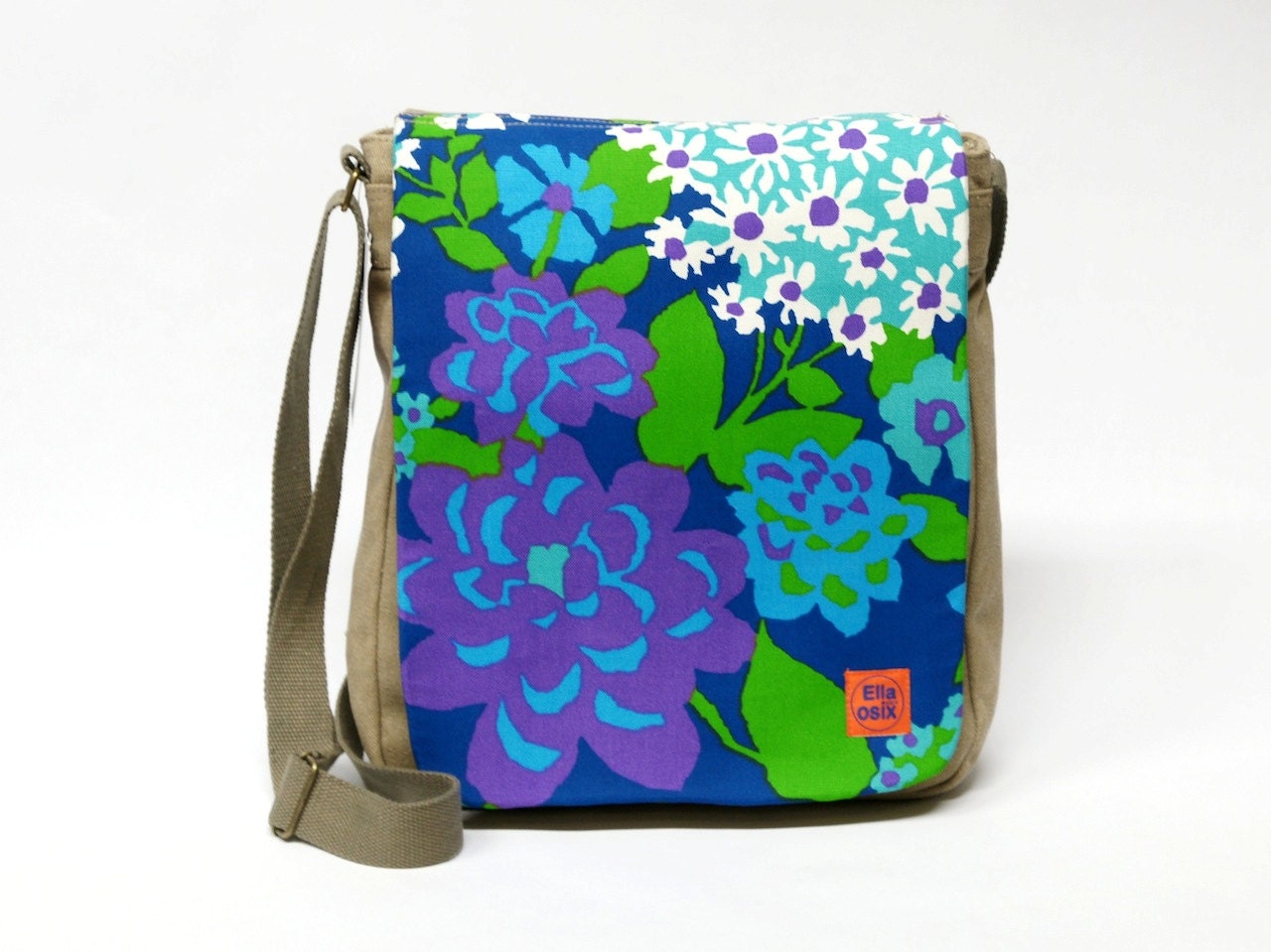 Lilian - messenger bag customized with original vintage fabric.