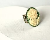 Silhouette Cameo ring, cream white and green, vintage ring, victorian, retro jewellery