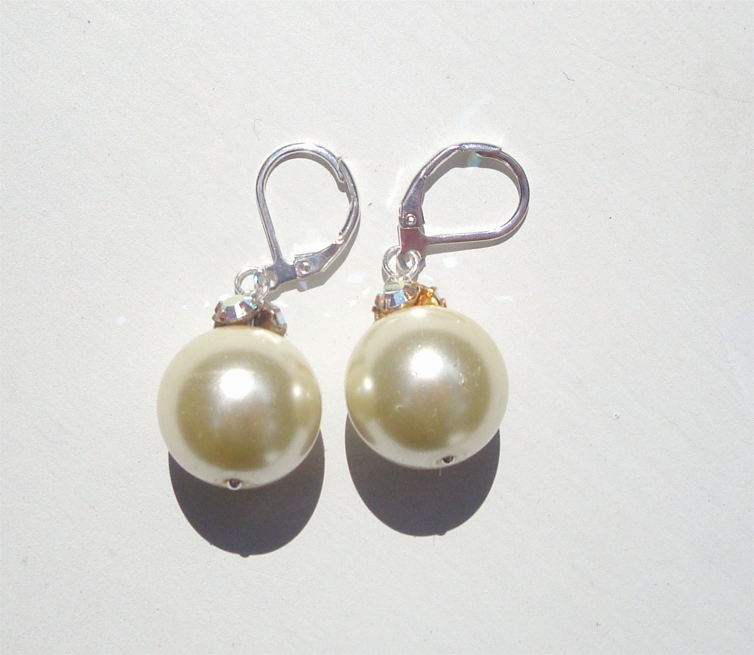 Shimmering pearl Drop earring
