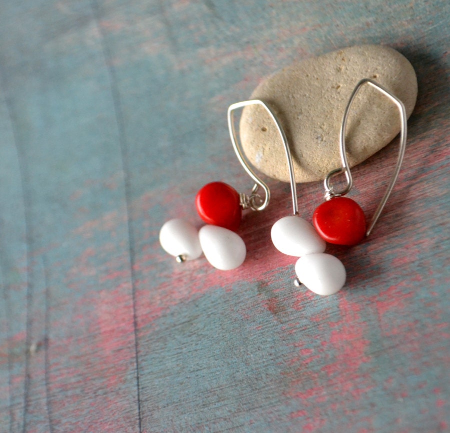 Blanche Neige -  bloodred coral and snowwhite glassdrops on sterling silver hooks