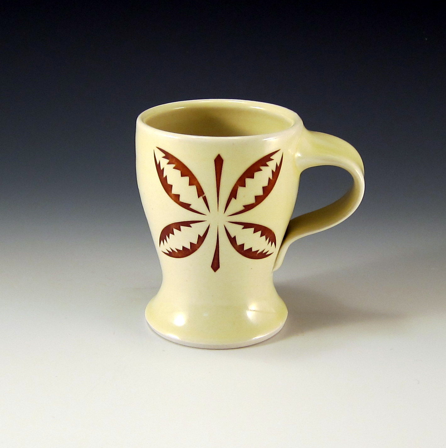 Curvy yellow mug with mod design