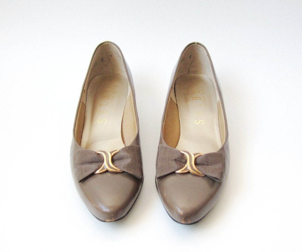 1970's Taupe Brown Bow Tie Low Heels