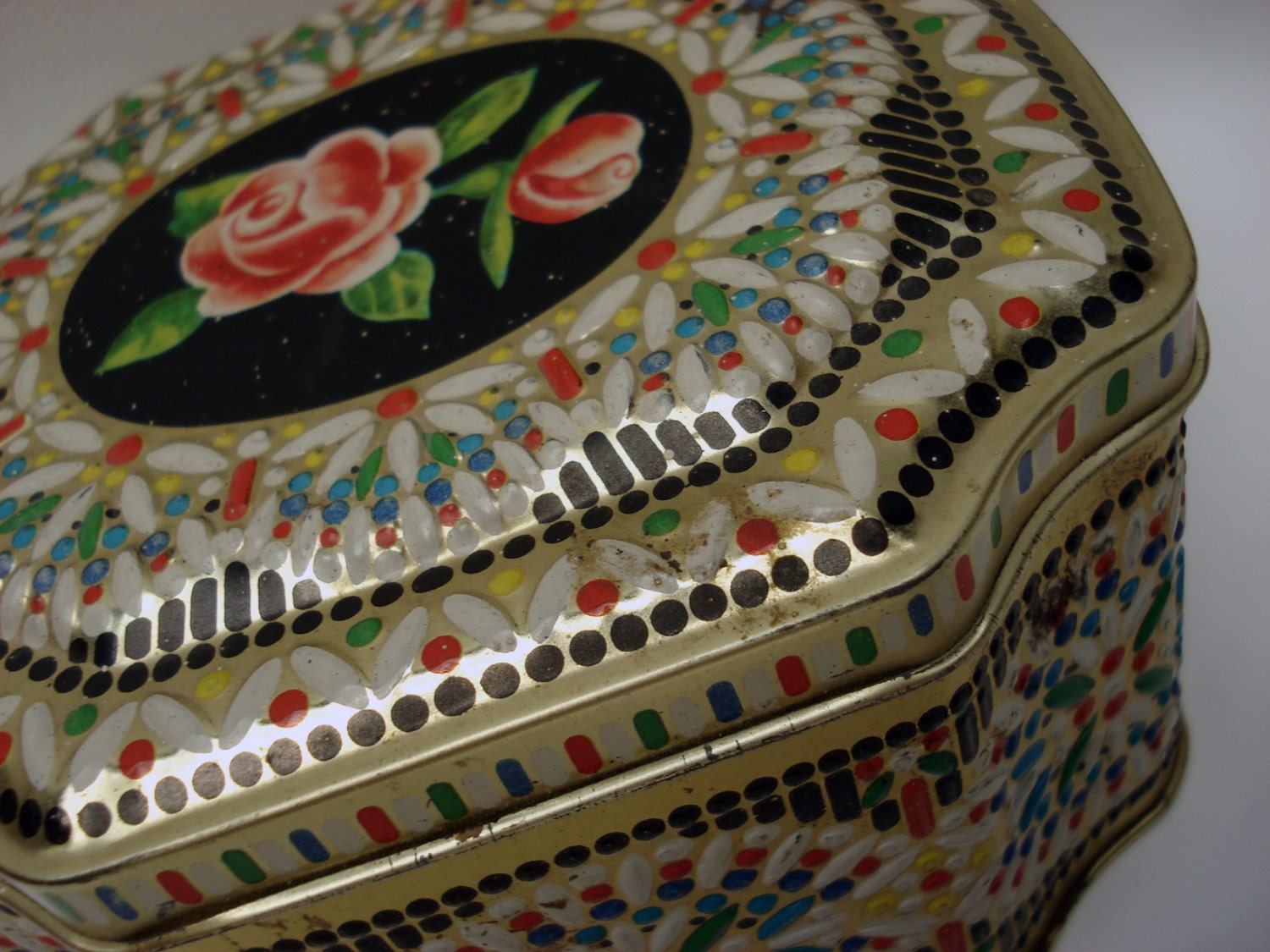 Pretty textured tin