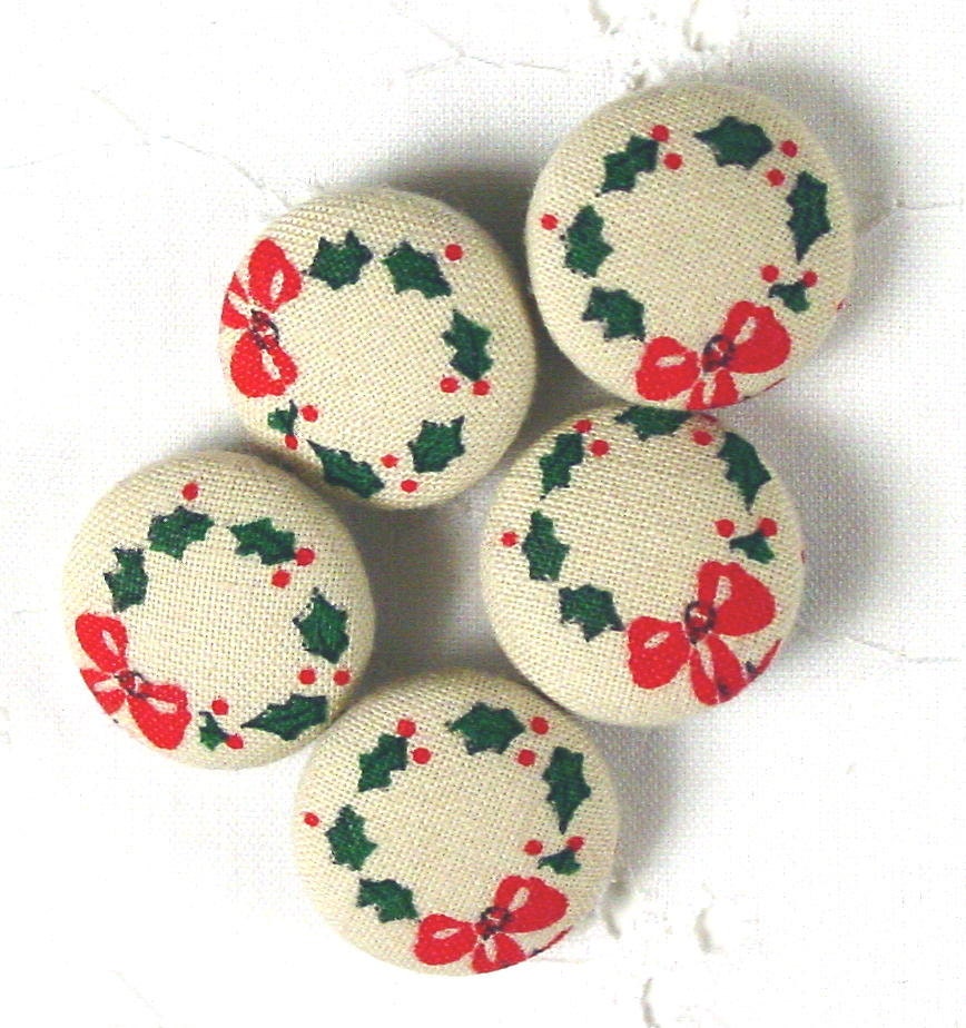 Set of 5 - Adorable Xmas Buttons Holly Wreaths Beige Fabric Covered w Shanks