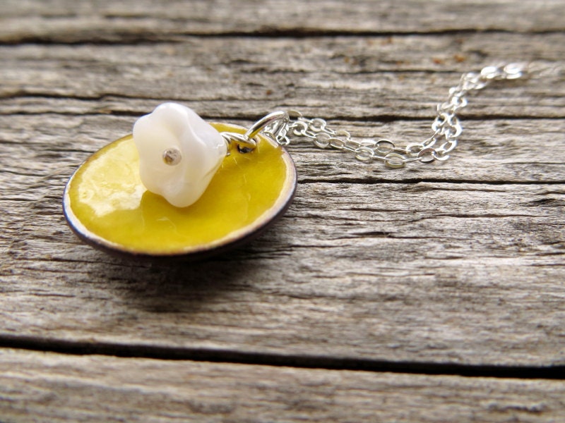 Sunny Yellow Enamel Necklace With White Flower - Flora