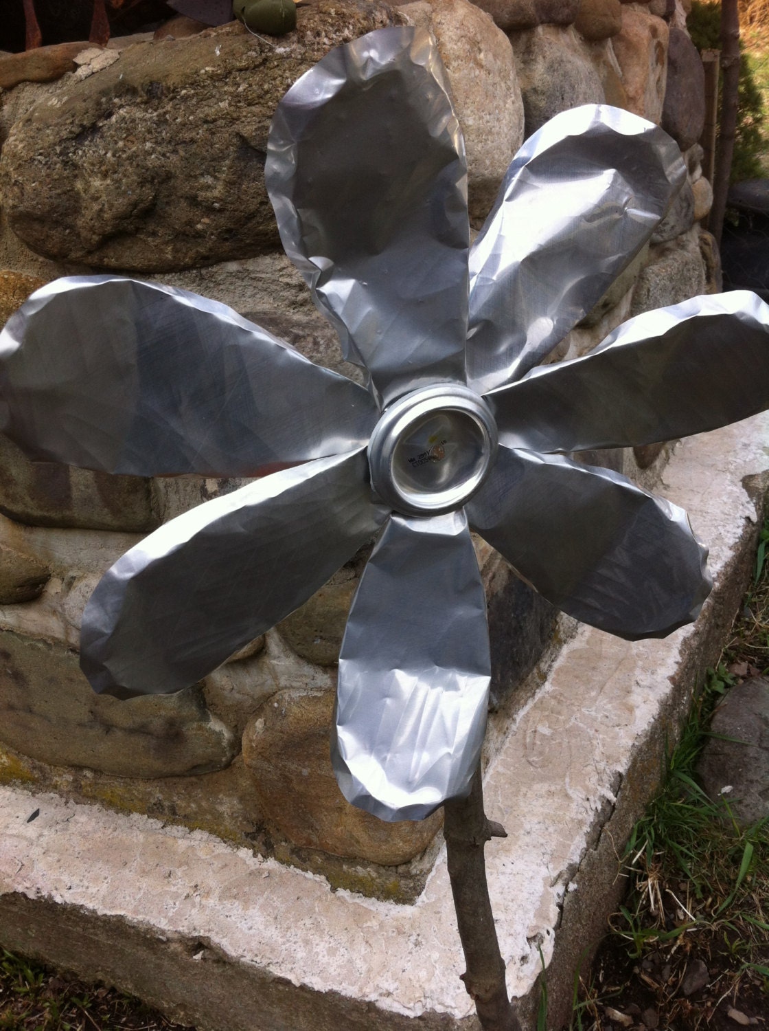 Large daisy from drink cans