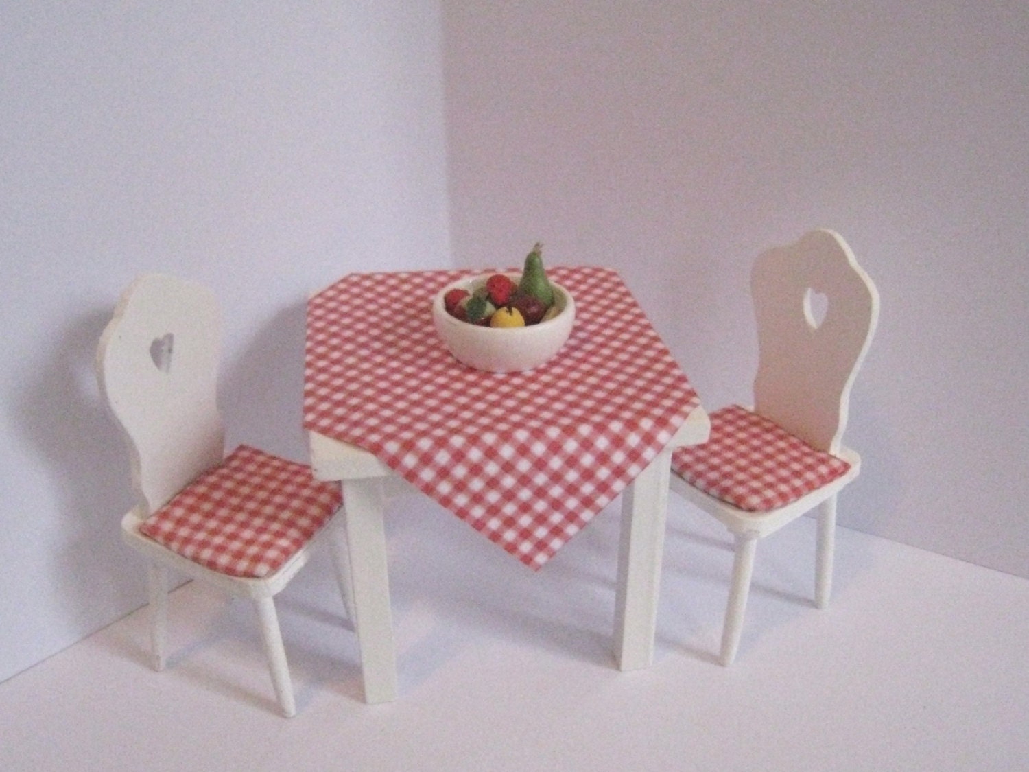 Small table and two chairs, Twelfh scale dollhouse miniature