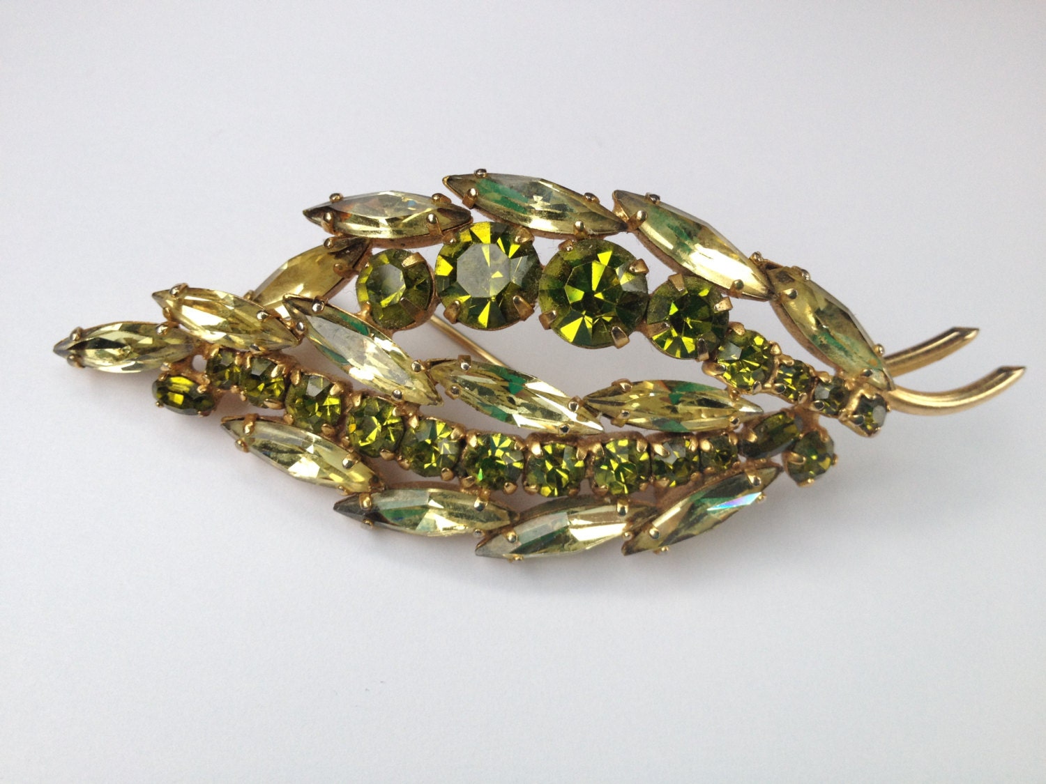 pretty vintage 60s olive green rhinestone abstract brooch // mad men