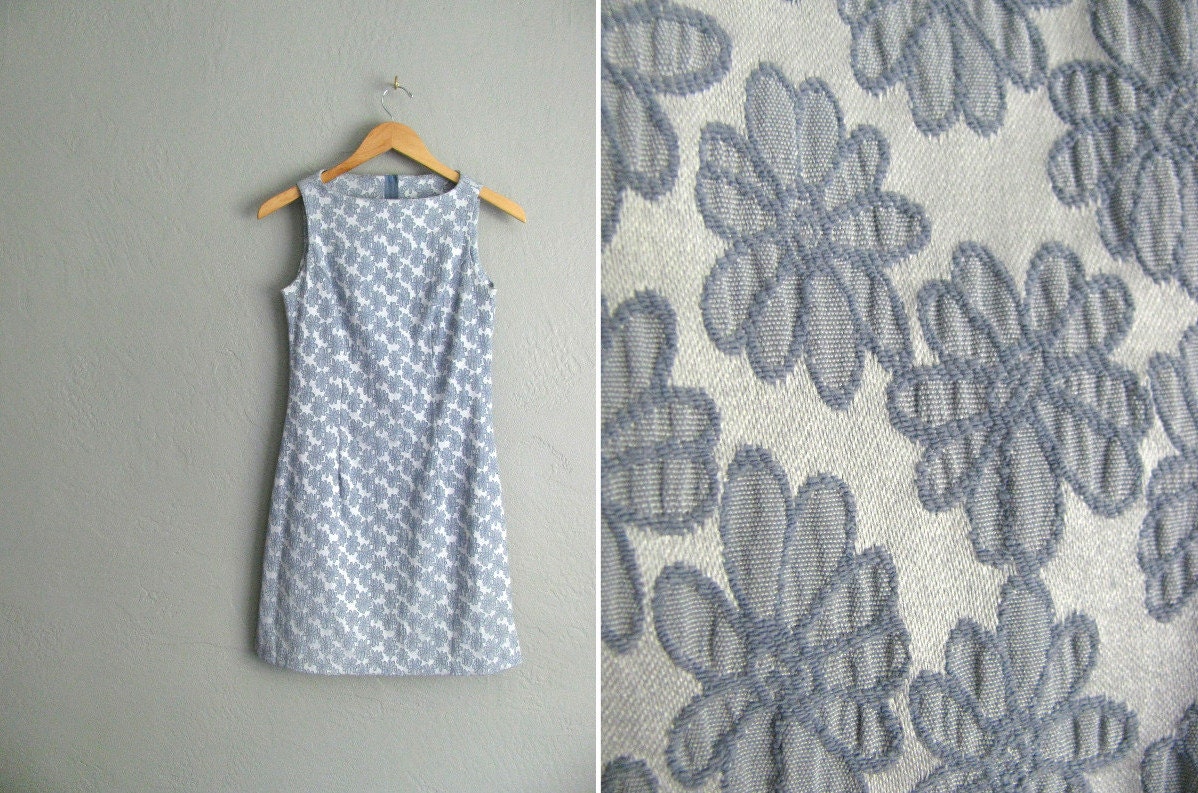 vintage '90s baby blue EMBROIDERED DAISY mini PARTY dress. size xs.