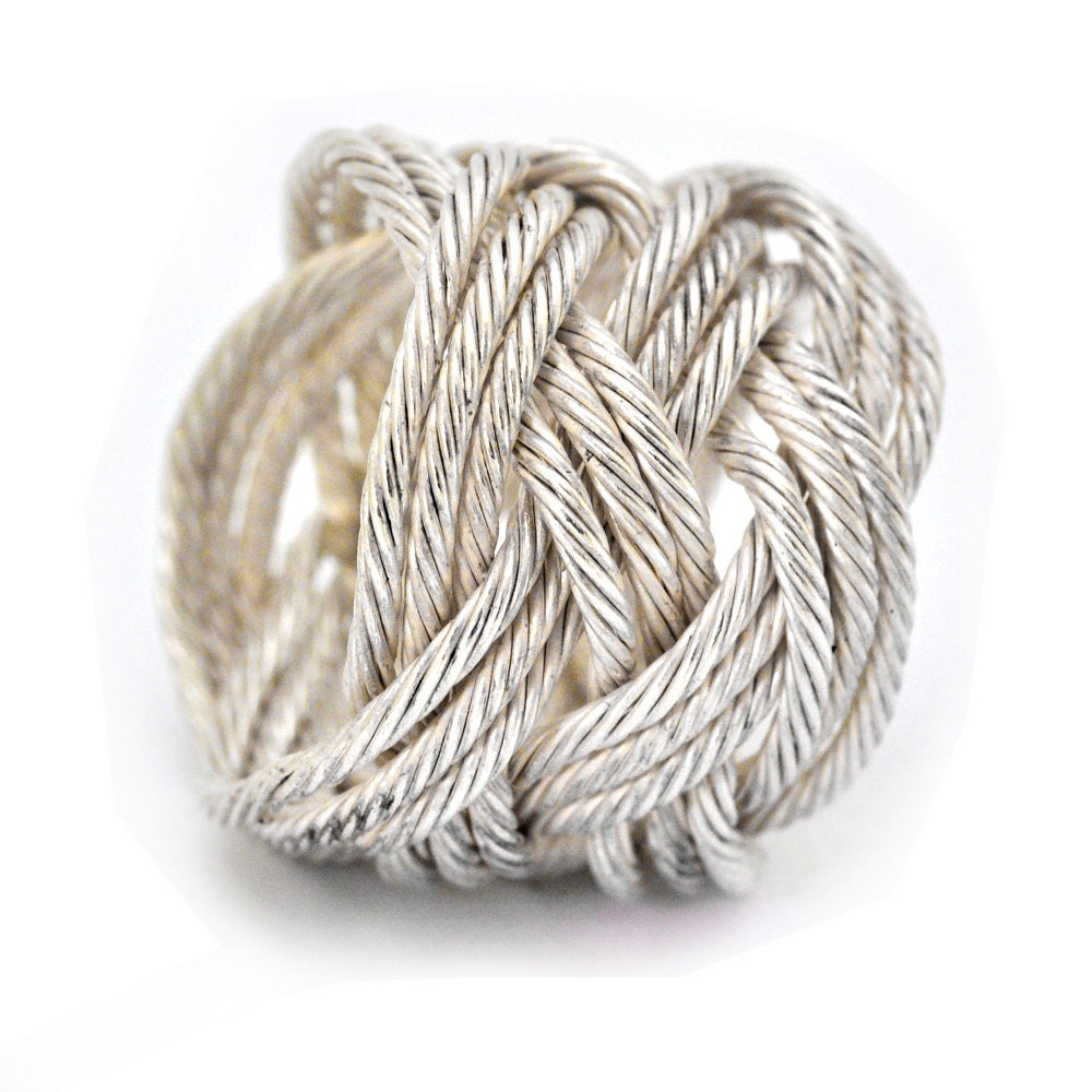 A knot ring, woven with fine silver