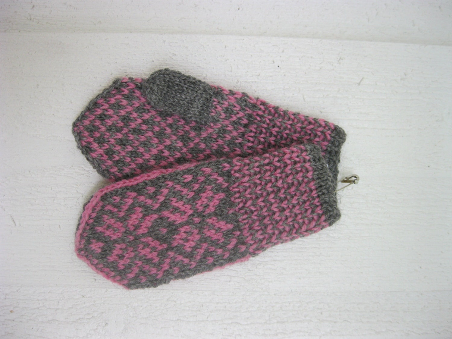 Handknitted norwegian mittens for children in grey and pink
