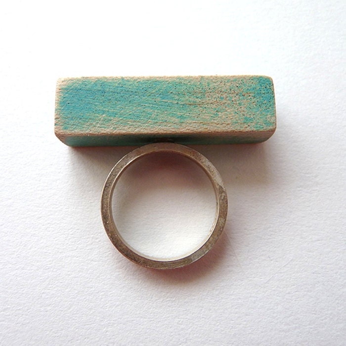 Short wooden bar ring in turquoise on silver base