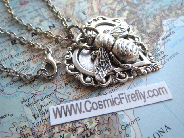 Siver Bee Necklace Gothic Victorian Antiqued Metal Heart Necklace Lightweight Pendant Vintage Inspired Style Feminine Steampunk Jewelry