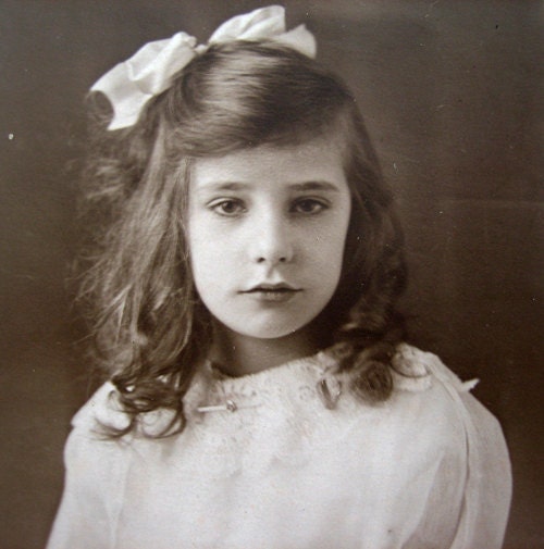 Pretty Edwardian girl, antique photo, 1910s