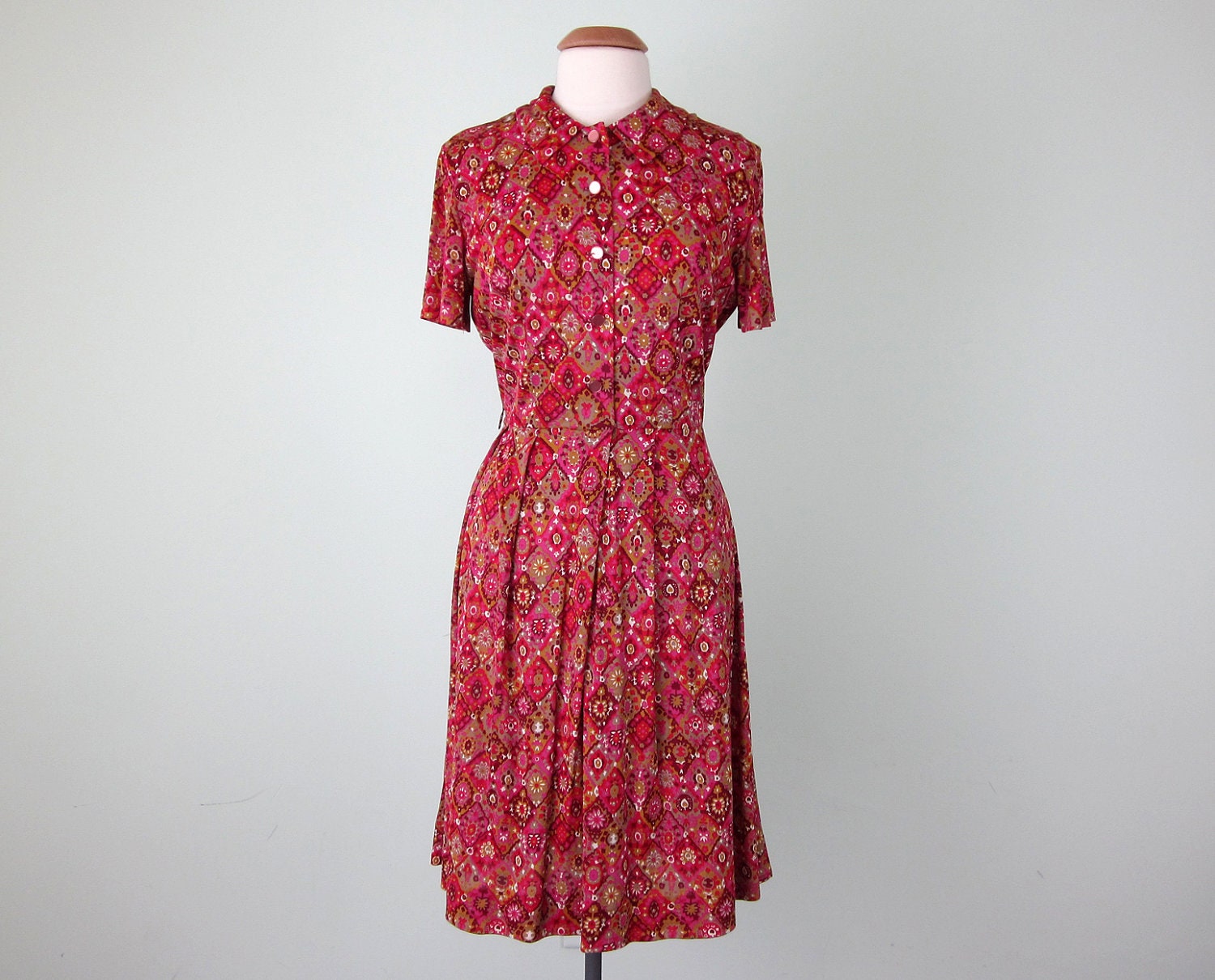 60s dress / pink diamond print short sleeve fitted waist pleated (m - l)