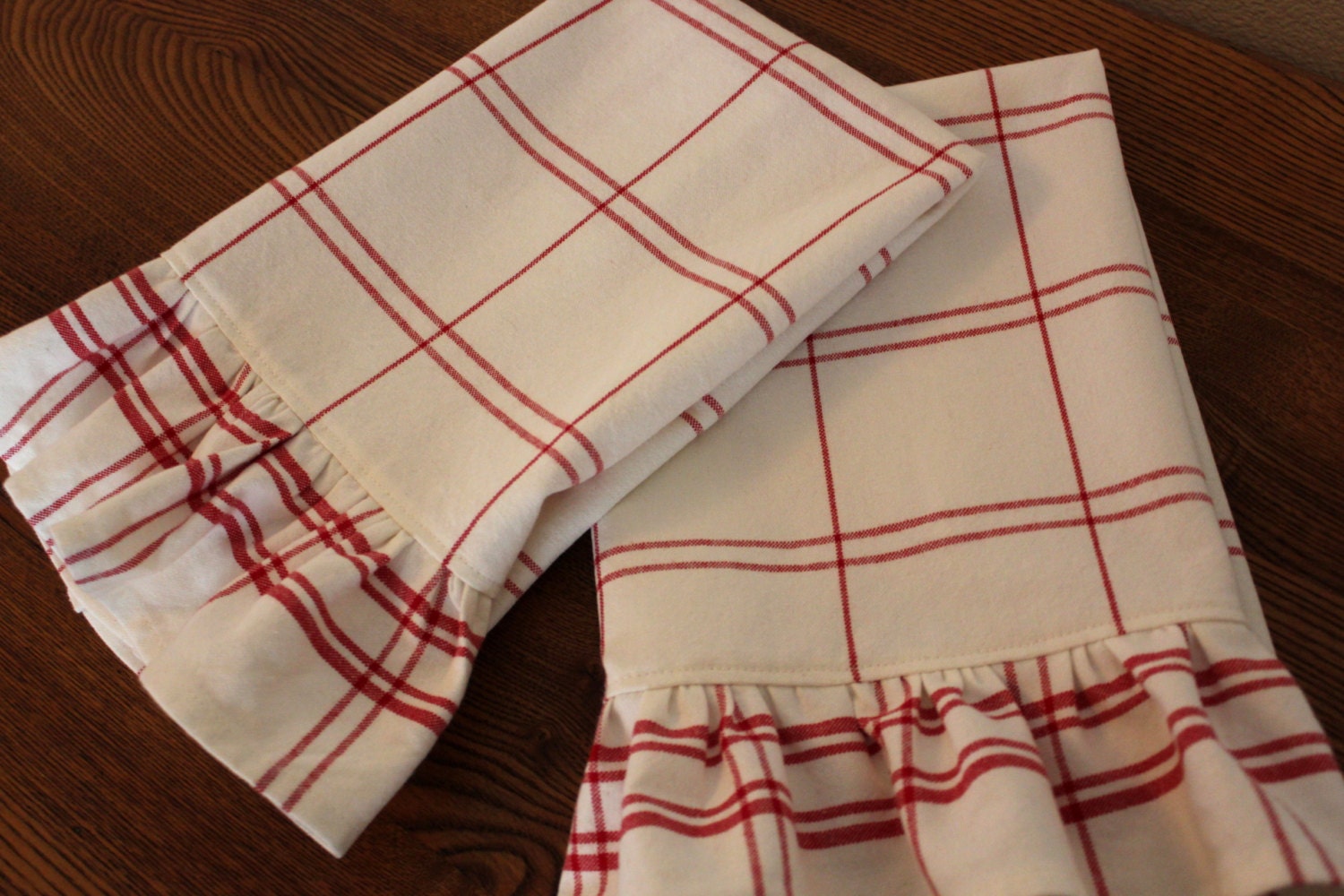 Farmhouse Kitchen - Ruffled Tea Towel in Cream and Red