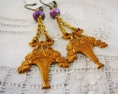 Earrings, Vintage Flower Brass Dangle Pale Amethyst purple freshwater pearls Brass