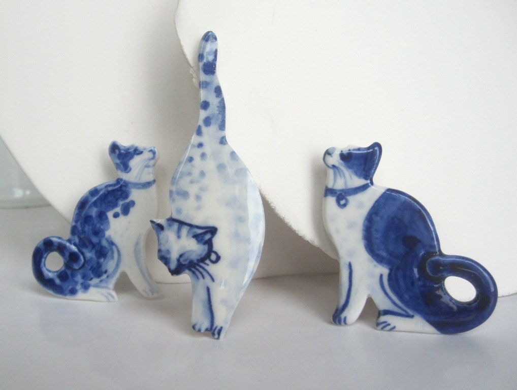 Cat  -  Handpainted Delft porcelain Brooch