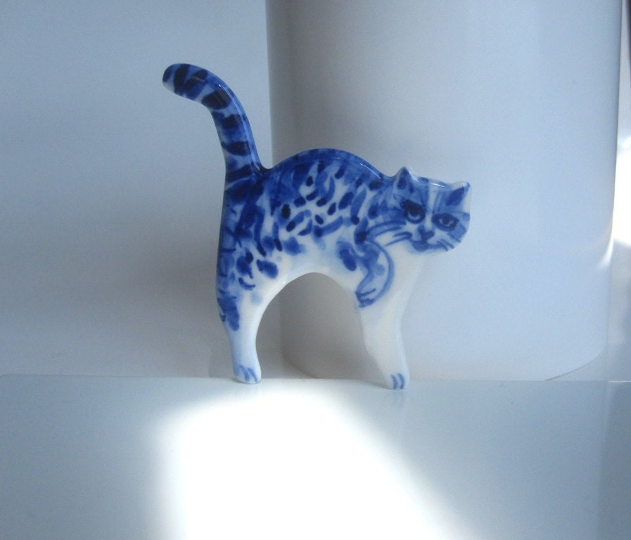 Handpainted Delft porcelain Brooch -  Angry Cat