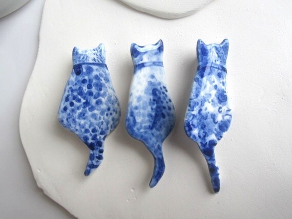 Cat Brooch - Handpainted Delft blue porcelain Brooch