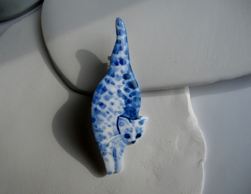 Cat - Blue and white porcelain Brooch - Hand made and hand painted Dutch Delftware