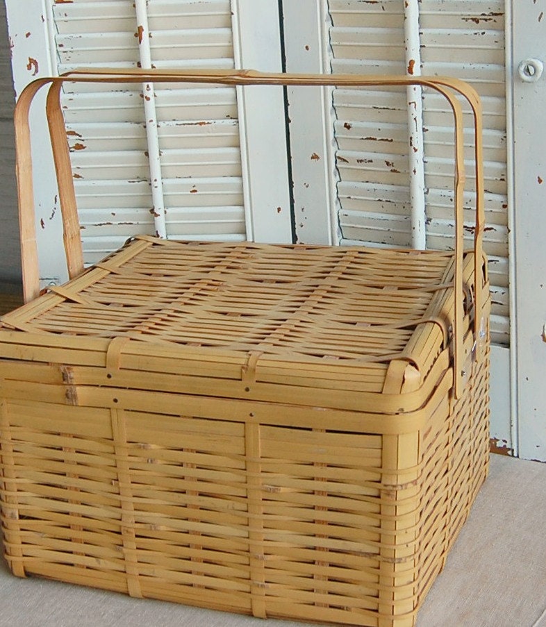 Vintage  Basket with Lid  Storage Picnic Basket Handles