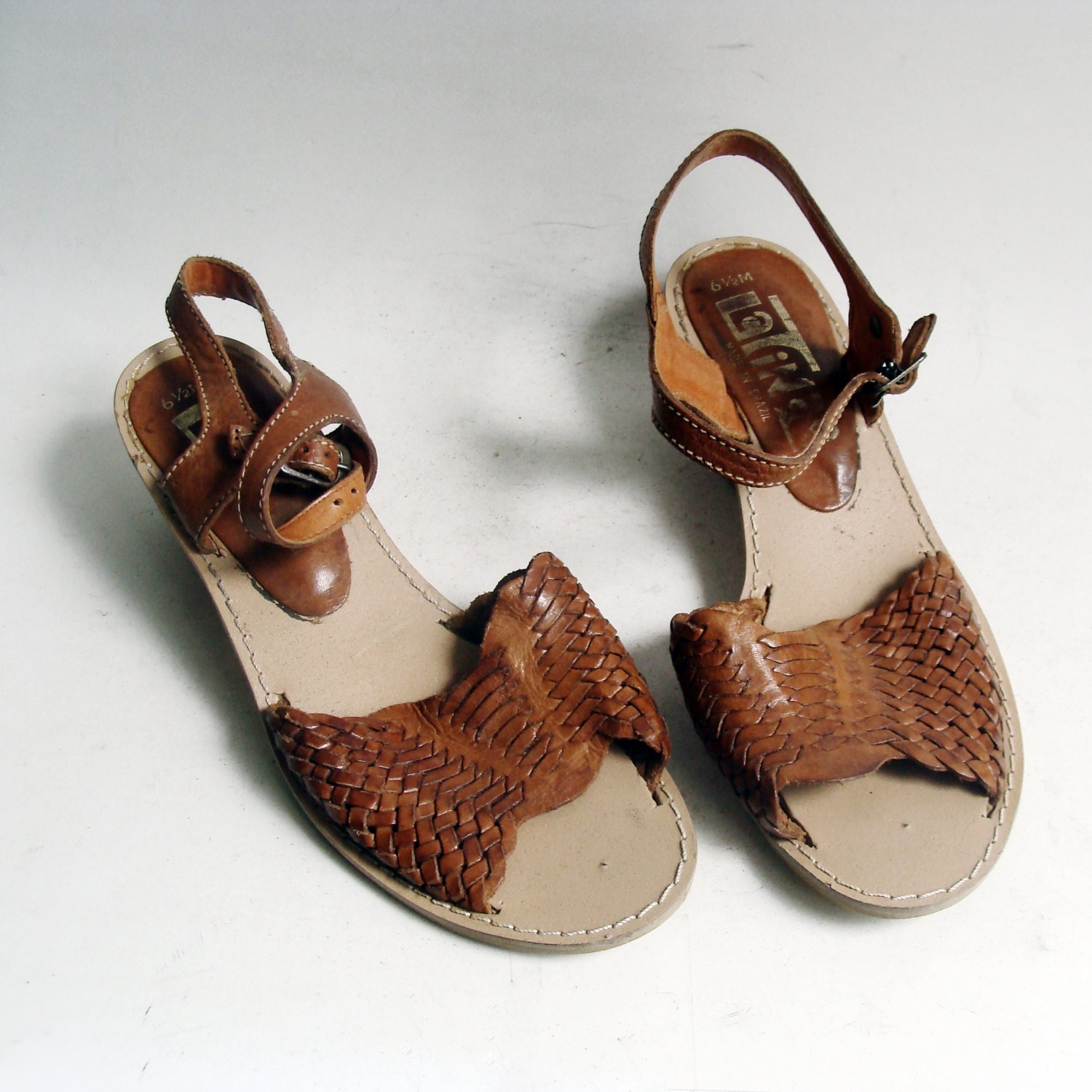 shoes 6.5 / woven leather sandals / golden brown leather huaraches / strappy heeled sandals / shoes size 6.5 / vintage shoes