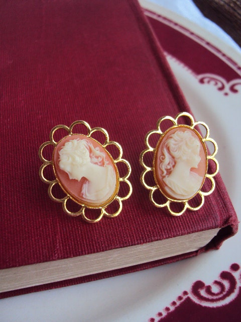 Vintage Cameo Earrings with Gold Scalloped Setting 1970s