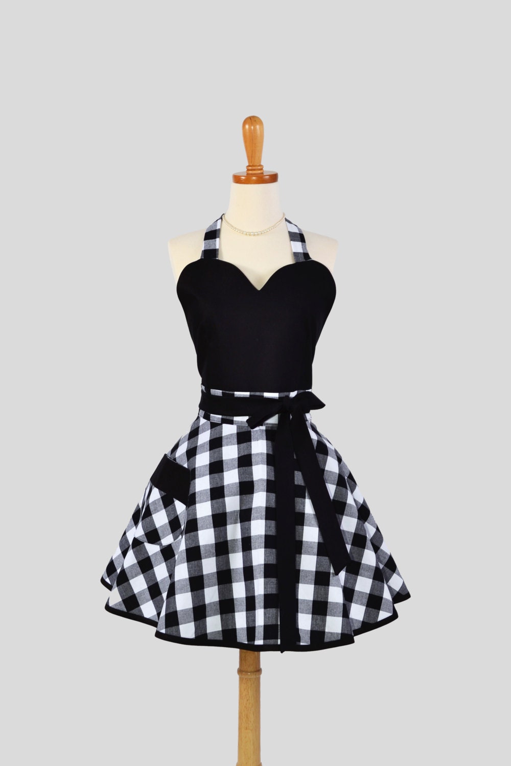 Sexy Retro Pinup Apron : Handmade Retro Vintage Sweetheart in Simple and Sexy Black and White Plaid