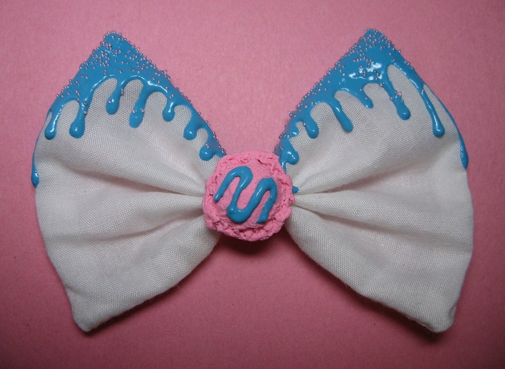 White Bow w/ Ice Cream Scoop and Blue Frosting w/ Sprinkles