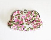 girl's camouflage  -  Heart-Shaped Frame Clutch- pink berry