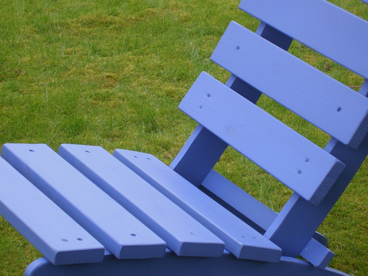 Cedar Patio Chair for Outdoor Relaxation - color: Blue Fish