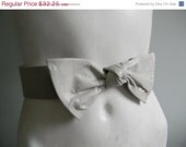 Memorial Day Weekend SALE vintage. 70s Light Gray Stretch Bow Belt / Small