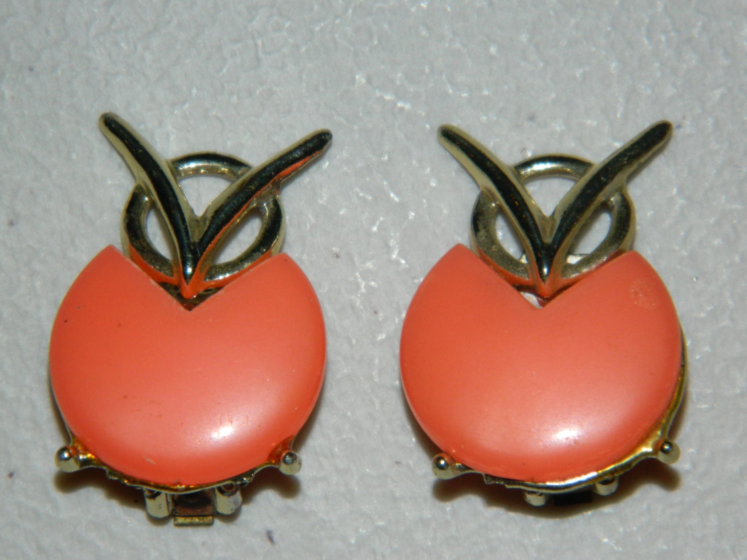 vintage mod orange owl clip on earrings    5a1