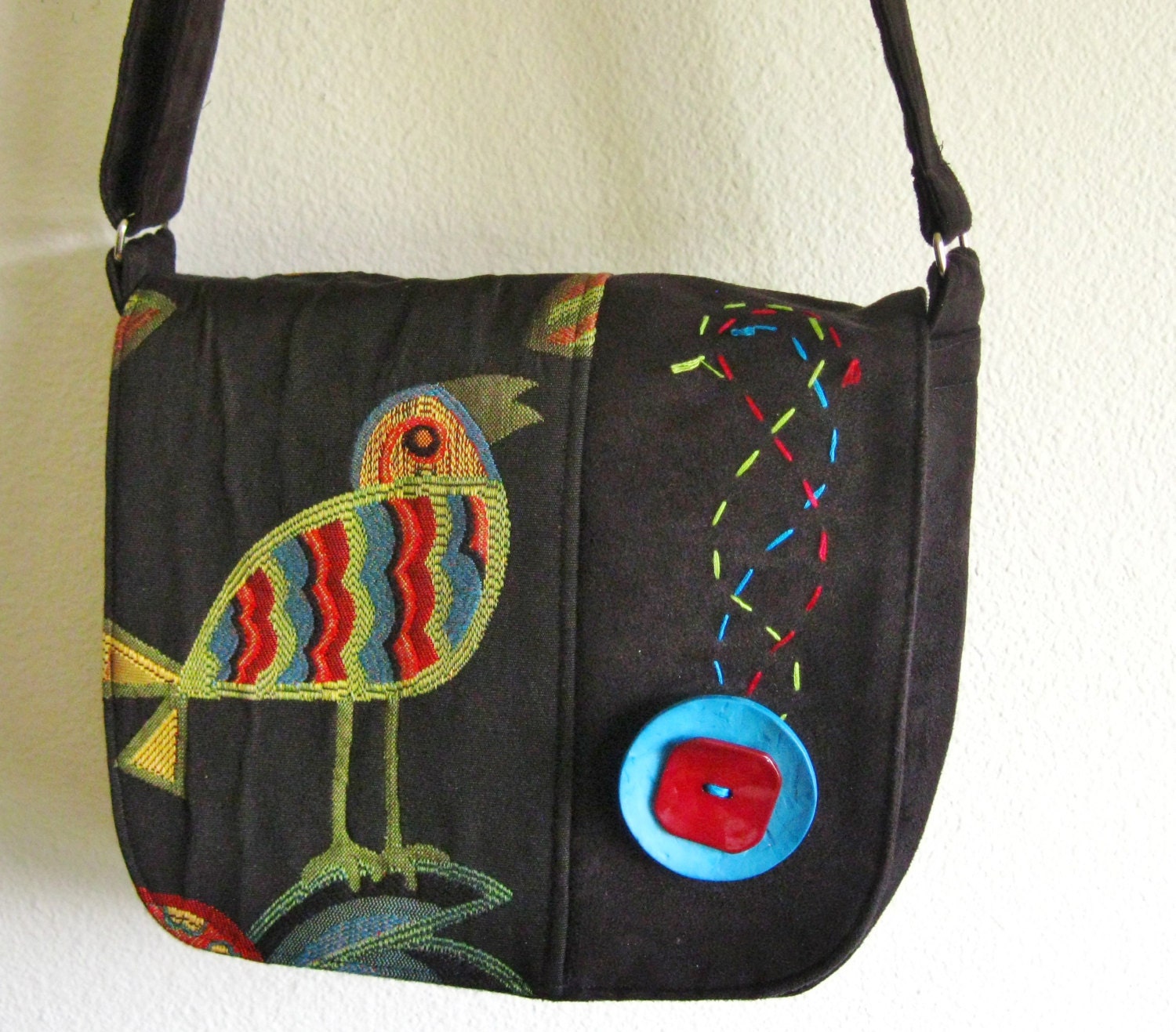 handbag with bird pattern in black, red and turquiose