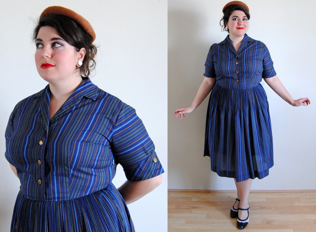 Plus Size Vintage Dress 1940s Blue Pleated Striped Dress with Golden Buttons // Petite Pleats Summer Fashion // Size 14