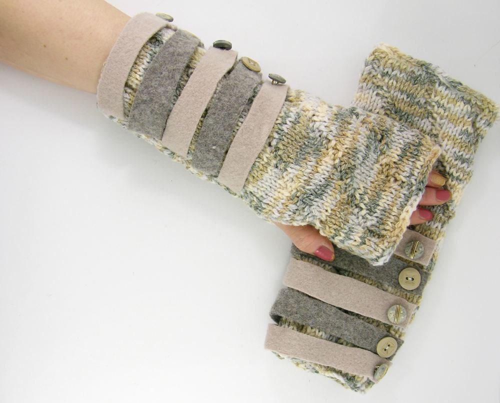 Knit fingerless gloves fingerless mittens arm warmers arm cuffs cream grey retro vintage buttons felt straps tagt team