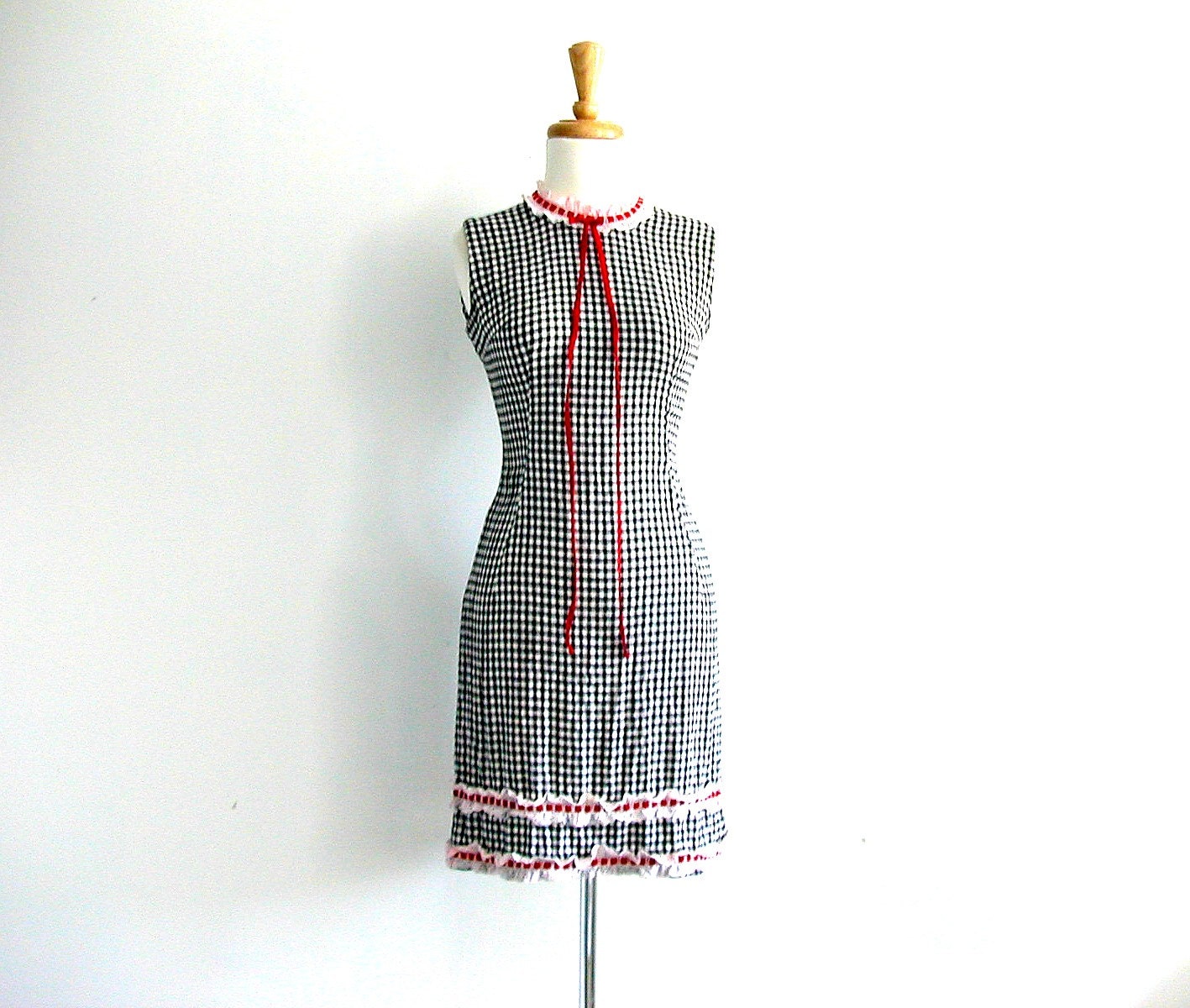 Vintage 1960s Shift Dress / 60s dress / gingham dress / wiggle dress / bombshell / alternative wedding / small