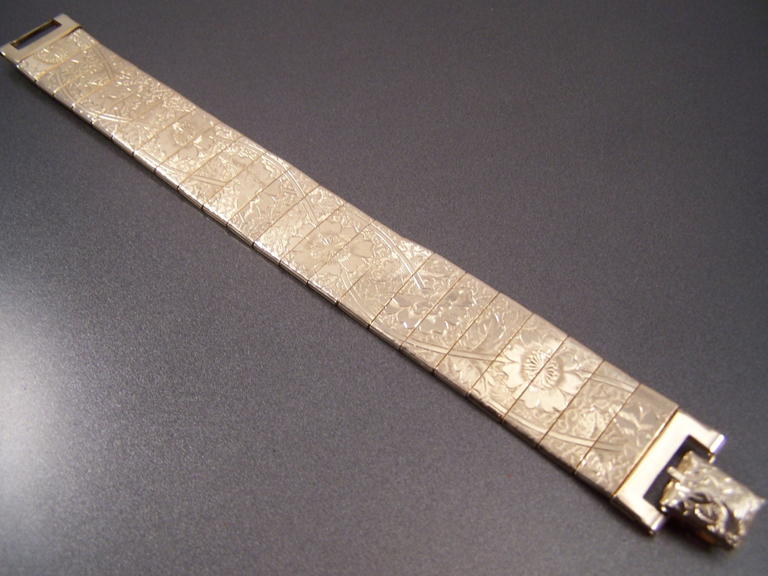 Mural 1976 Golden  Sarah Coventry   Bracelet