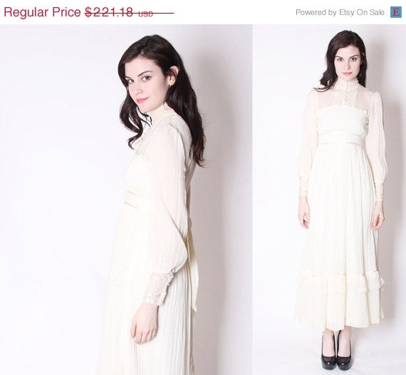 Gunne Sax Ivory Long Boho Wedding Dress / Long Wedding Dress / Modest Wedding Dress / 70s Lace Wedding Dress . 2140