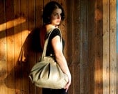 KISS LOCK BAG. kisslock purse. Beige metal frame shoulder bag. Retro purse. Vintage style bag.