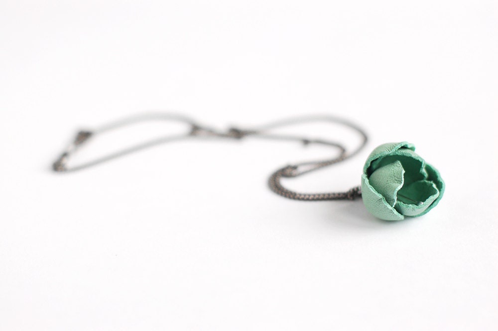 Flower leather necklace in mint