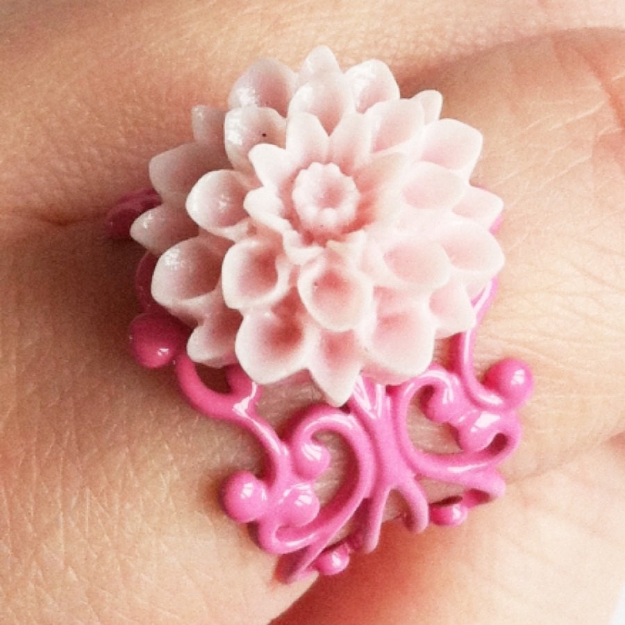 Pale pink and magenta chrysanthemum flower filigree ring with ivory gift bag
