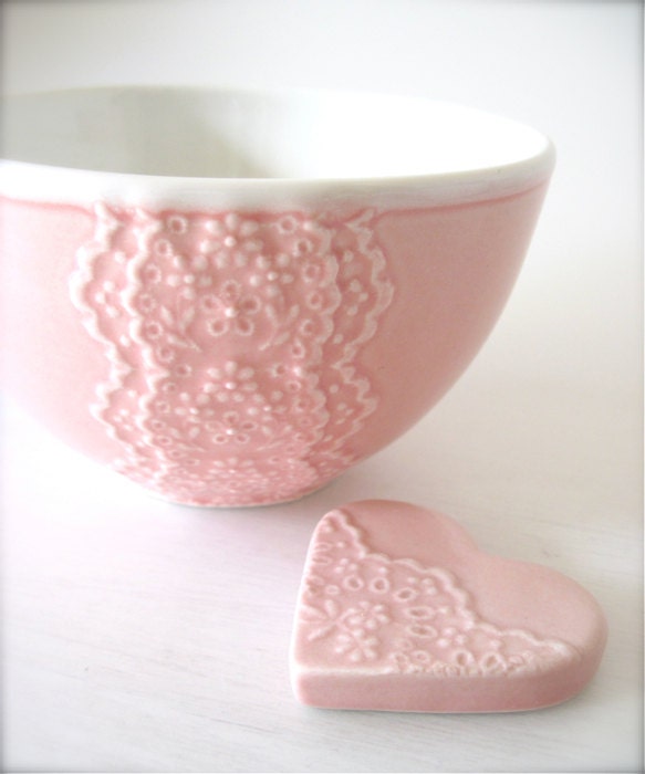 Shiny Pink Porcelain Lace Bowl with Heart Lace Cutlery Rest Set -Hideminy Lace Series