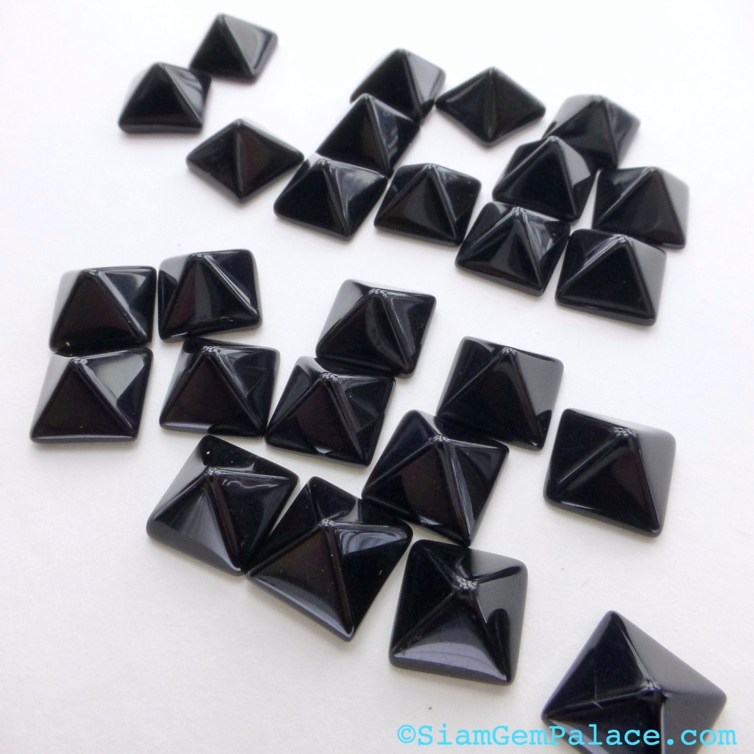 ONYX. PYRAMiD. STuD Cabochons. Small. 5pc. 6.75 cts. 7 mm (OX142-5)