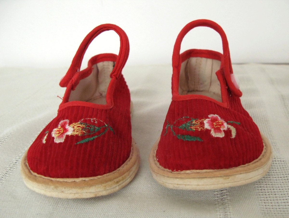 1980s vintage red corduroy baby mary jane shoes - floral embroidery - fabric sole - size 2