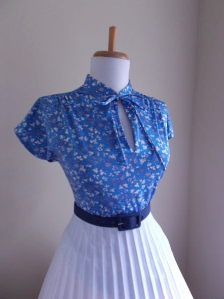 Sexy Vintage 1950s 1960s Blue Floral Rose Short Sleeve Button Down Blouse w Keyhole Tie Neck