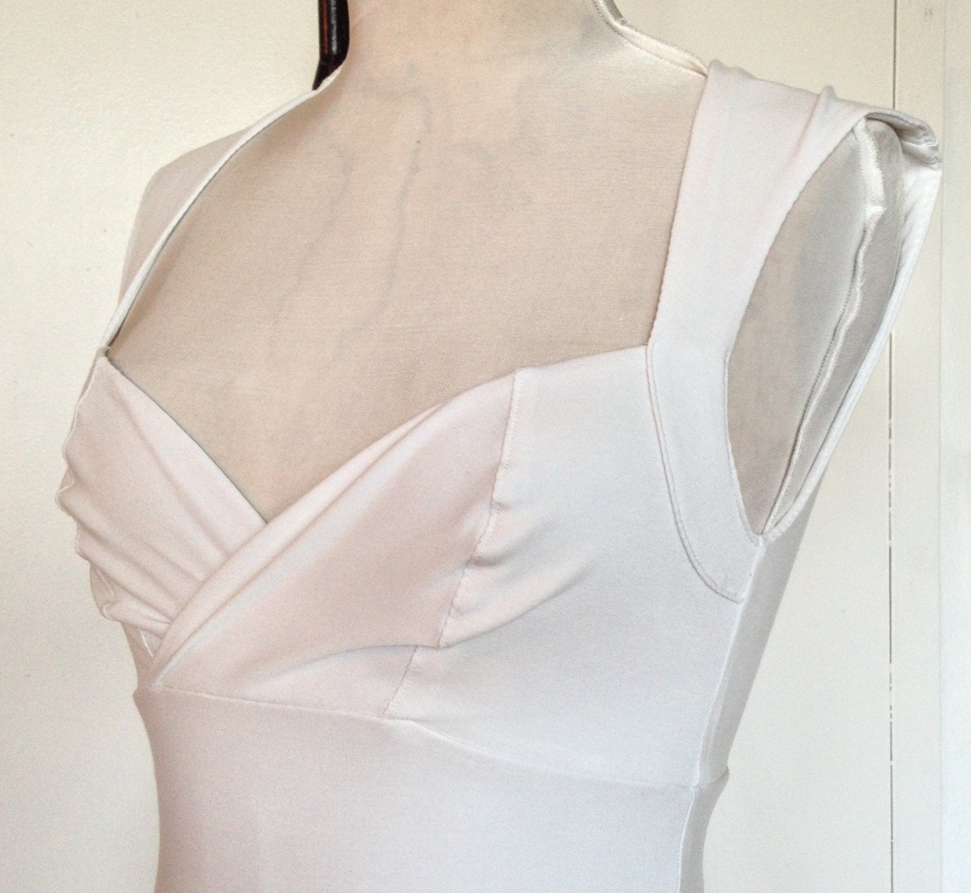 White sweetheart neckline trumpet flair wiggle dress