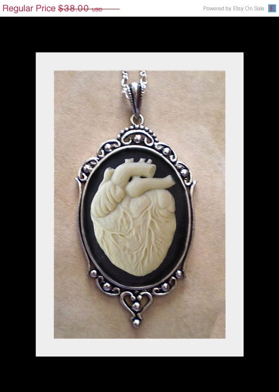 Anatomical Heart Necklace - Ivory Cameo