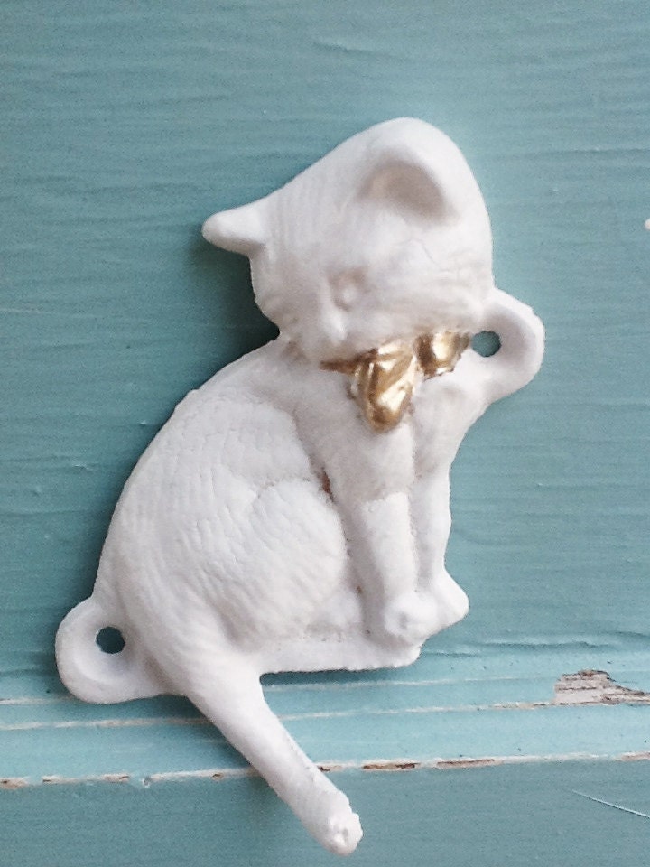 White Cat Hook-In Shabby White Gold Bow-Cat Hook-Kitten Hanger-Cast Iron Wall Decor-Vintage Style-Metal Wall Decor
